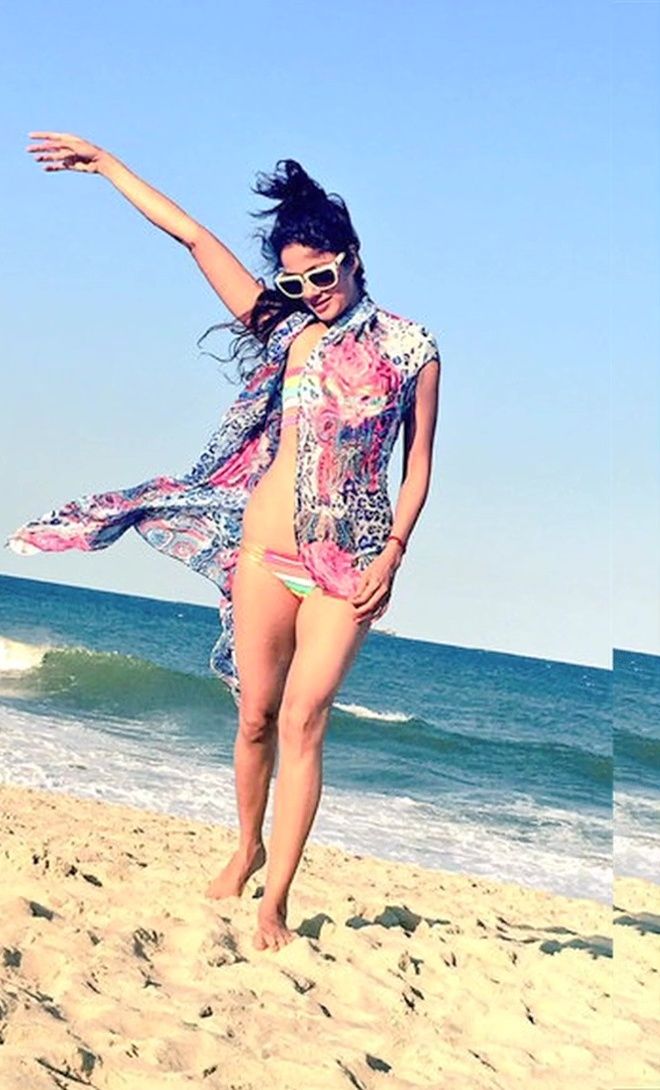 bollywood-actress-vidya-malvade-in-bikini-at-beach