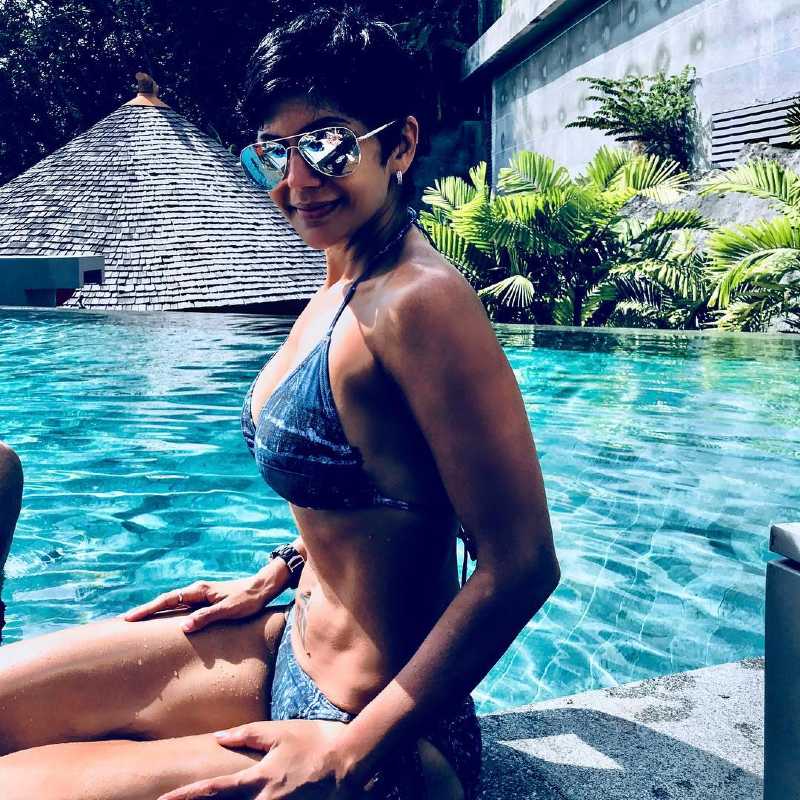 hot-actress-mandira-bedi-showing-her-bikini-body