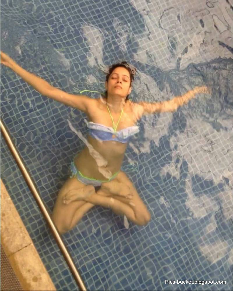 bollywood-actress-vidya-malvade-hot-bikini-yoga-images