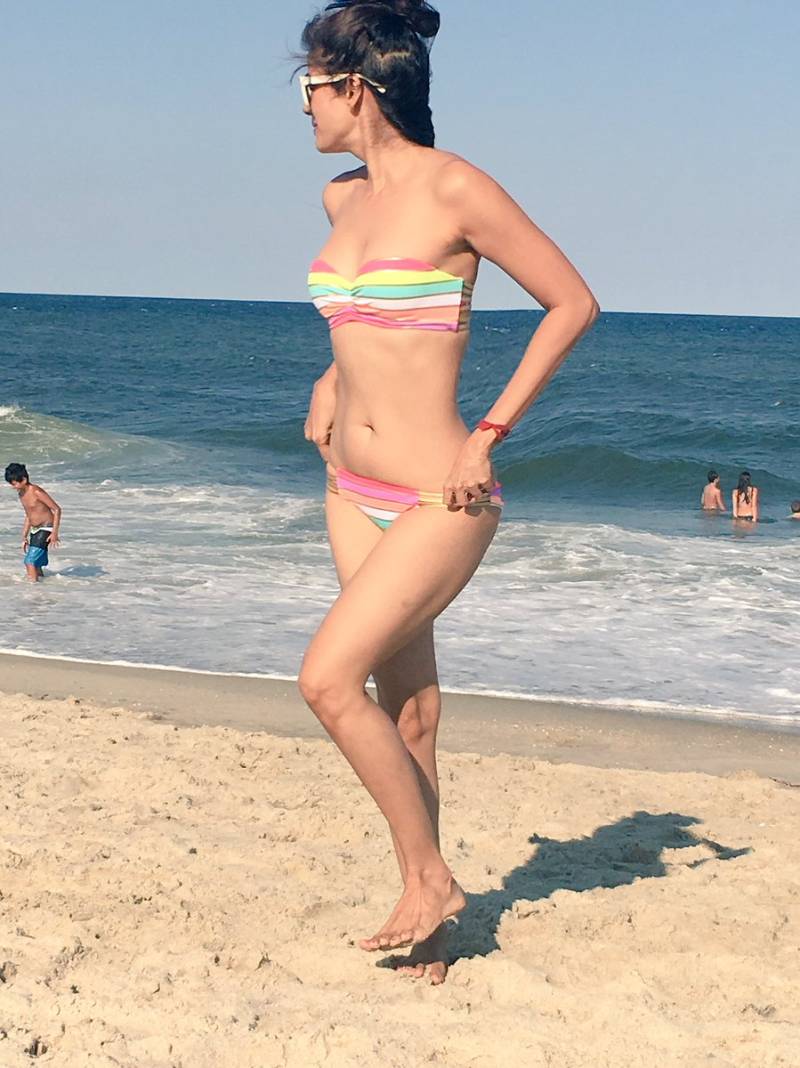 vidya-malvade-hot-body-in-bikini-at-beach