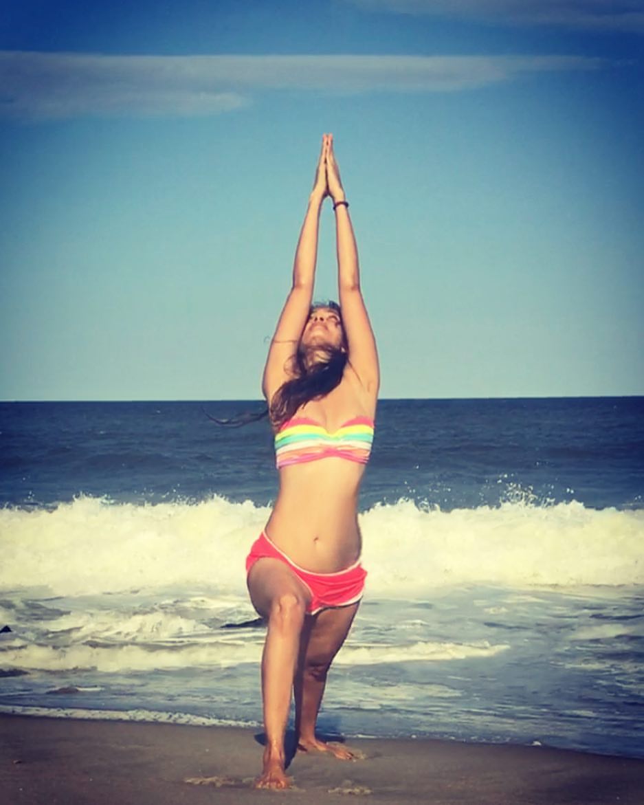 vidya-malvade-yoga-pose-in-bikini-at-beach