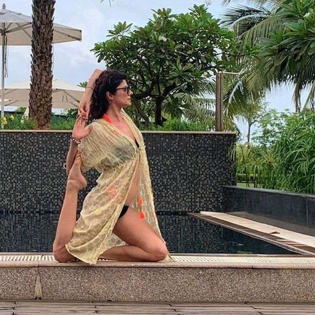 Actress-Pooja-Batra-in-bikini-while-yoga