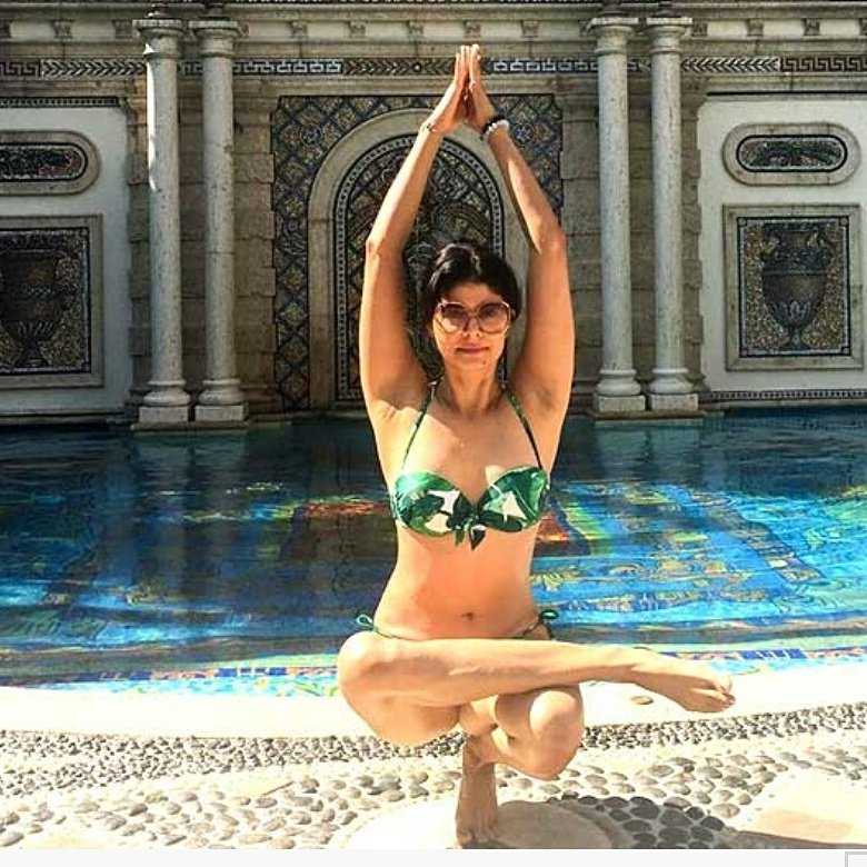 bollywood-actress-pooja-batra-bikini-images-in-yoga-pose
