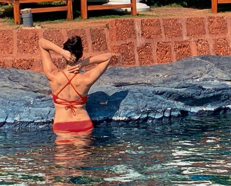 hot-actress-pooja-batra-sexy-ass-in-red-bikini-heating-up-the-pool-water