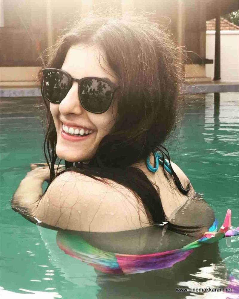 isha-talwar-photos-wearing-bikini-in-pool-having-fun