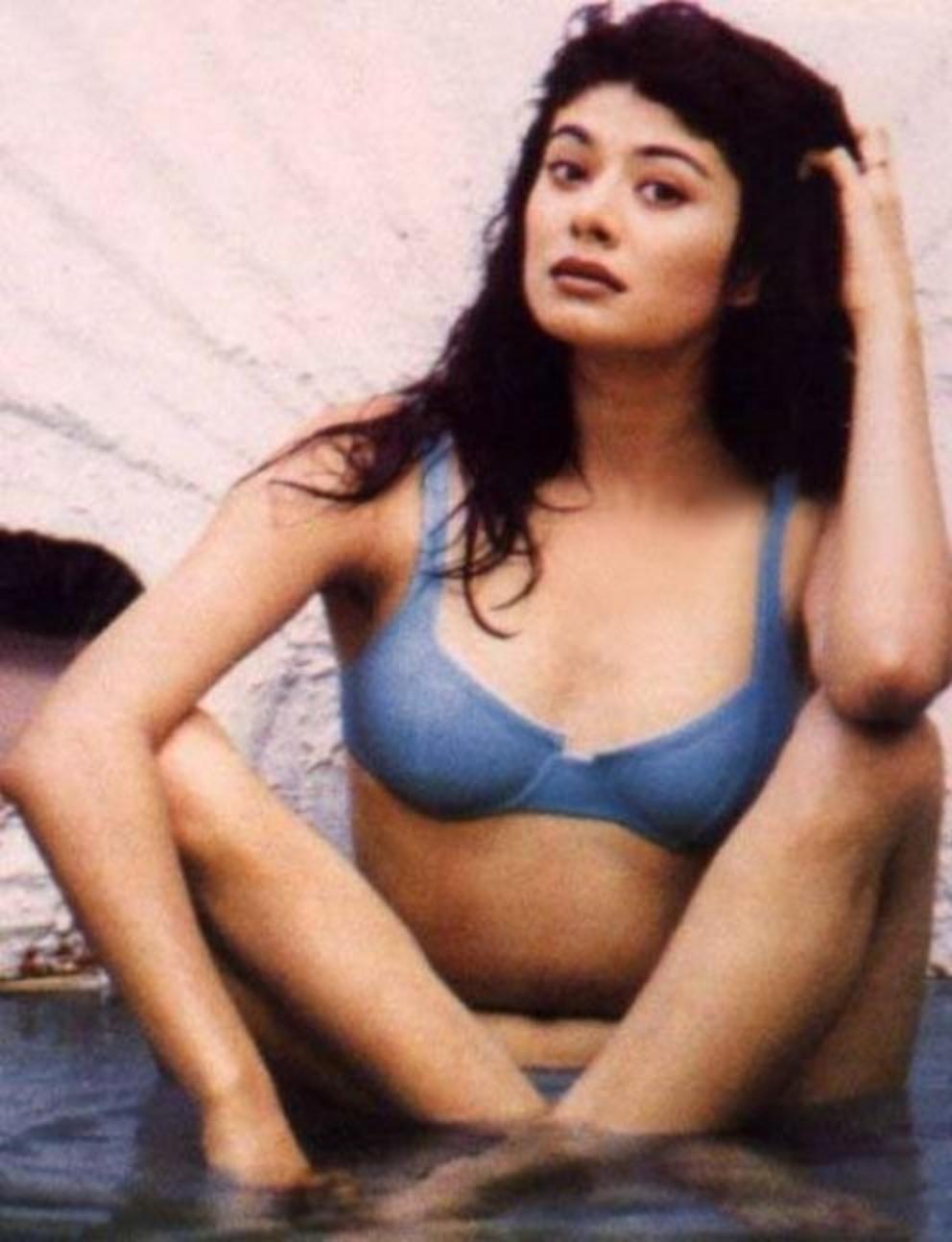 sexy-pooja-batra-bikini-pictures-exposing-her-toned-boobs-in-water