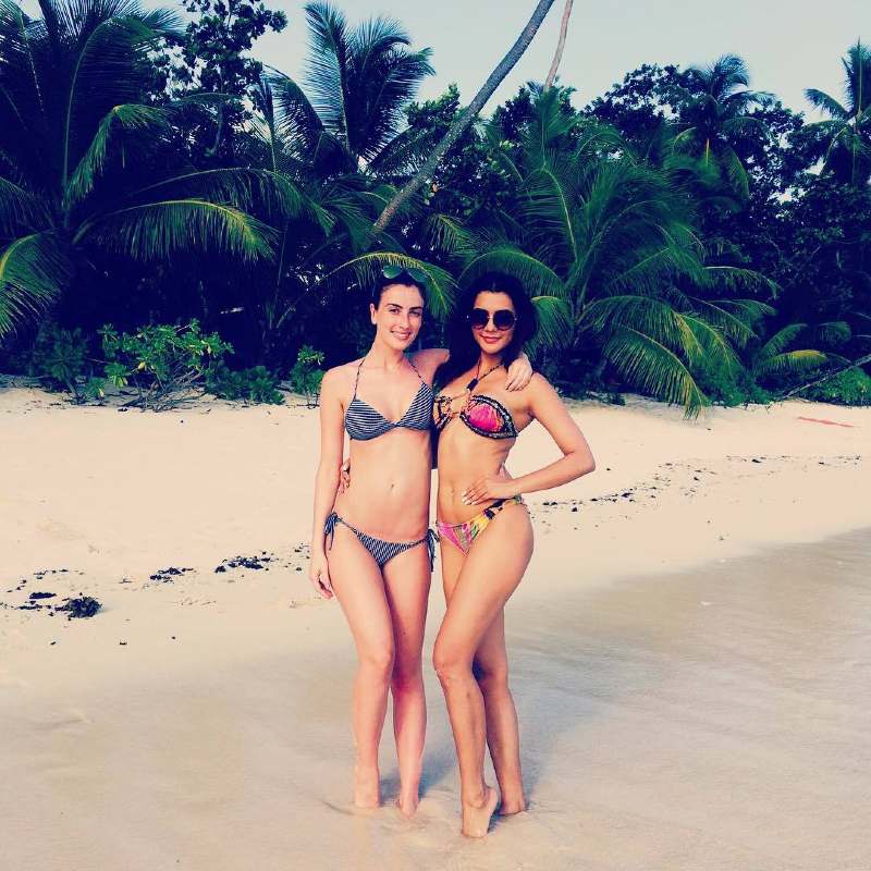 Ruhi-Singh-perfect-curves-show-in-bikini-on-beach