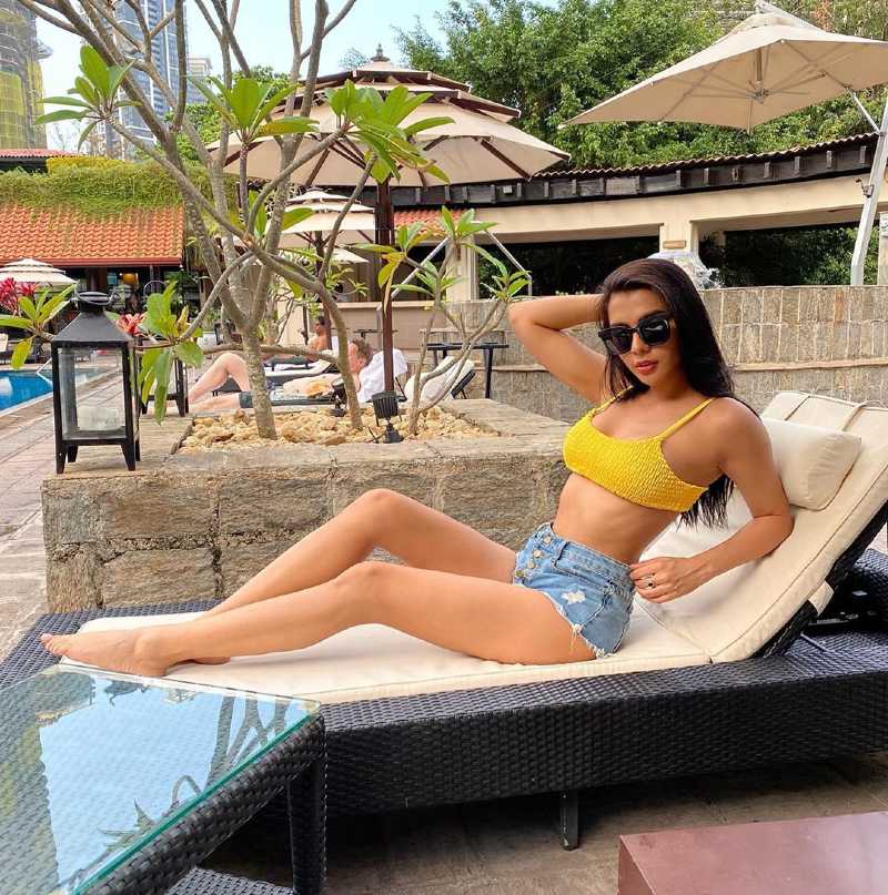 Ruhi-Singh-relaxing-in-bikini-on-pool-side