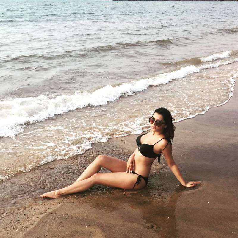 Ruhi-Singh-sexy-bikini-pose-on-beach
