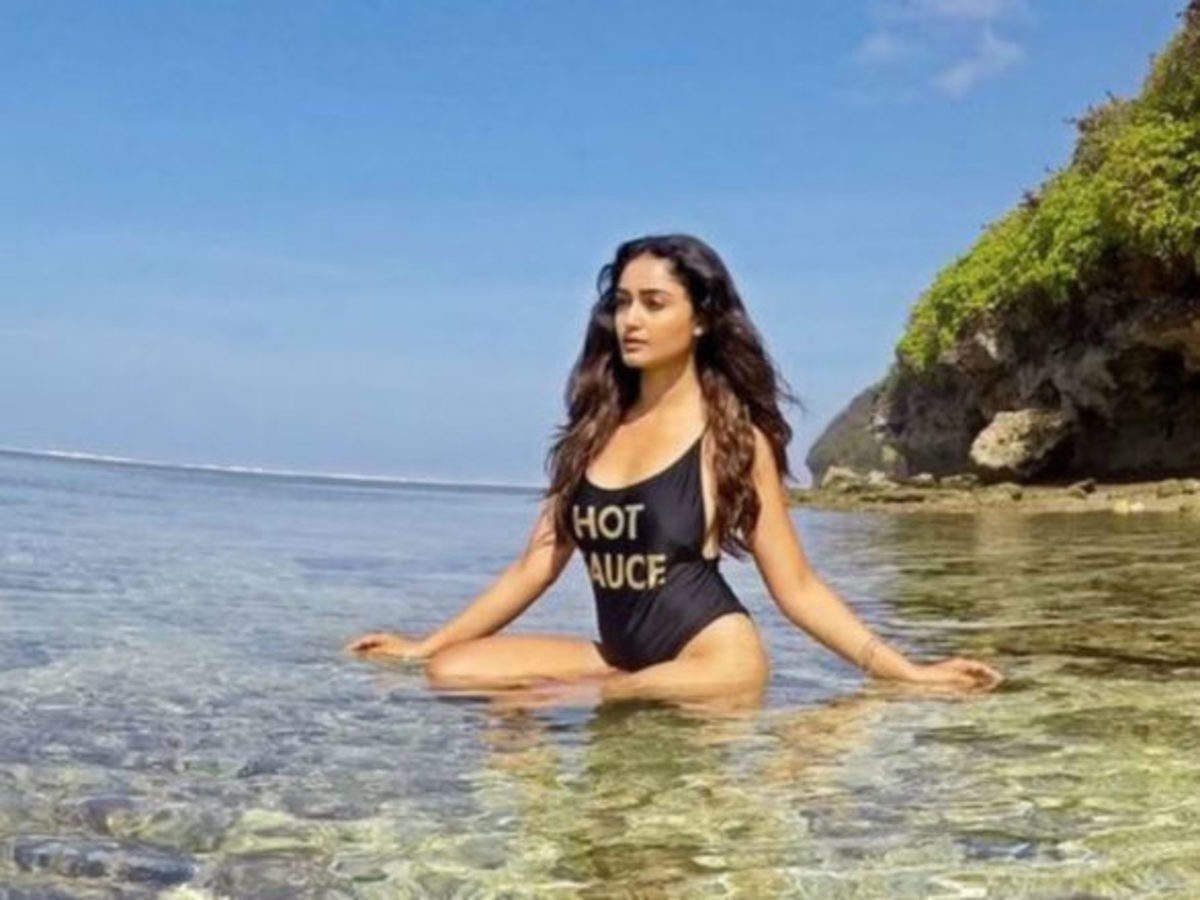 aashram-hot-actress-tridha-choudhury-bikini-pictures-in-sea