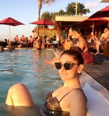 actress-shefali-jariwala-in-bikini-relaxing-in-swimming-pool