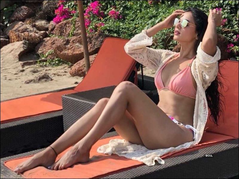 actress-sonal-chauhan-bikini-stills-shows-off-her-toned-ass-body-on-poolside
