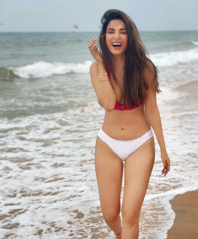 bollywood-actress-sonal-chauhan-bikini-pictures-on-beach-flaunting-her-curves