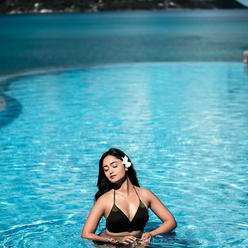 aashram-actress-tridha-choudhury-in-bikini-posing-for-camera-in-pool