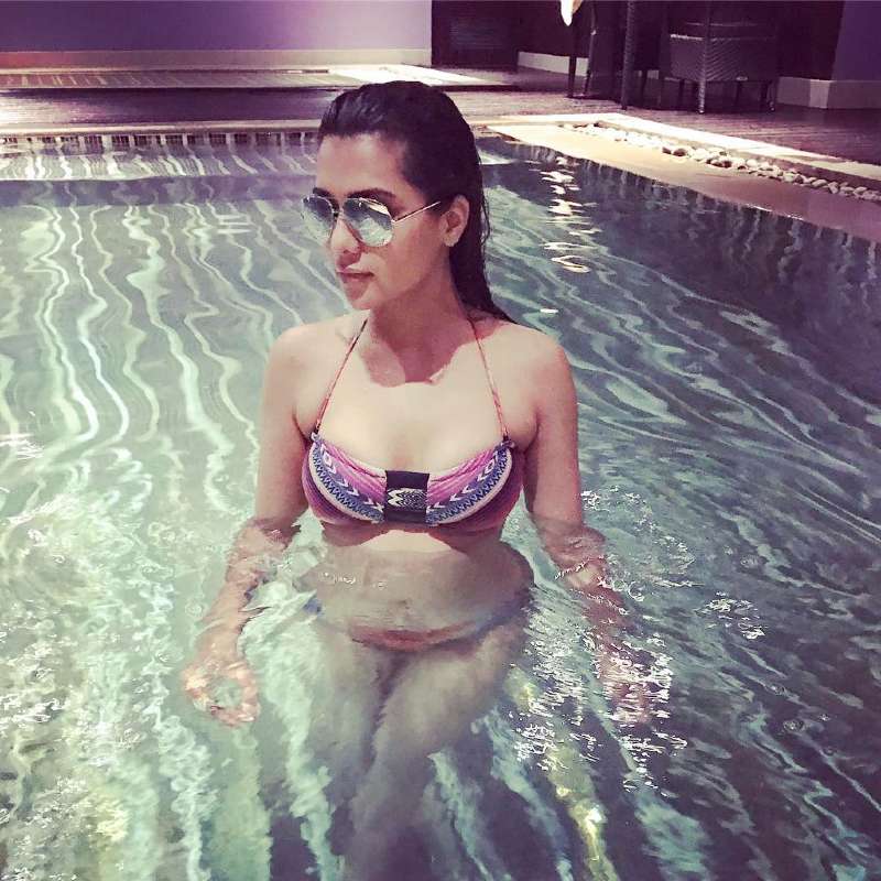 ruhi-singh-in-bikini-in-pool-increasing-the-water-temperature