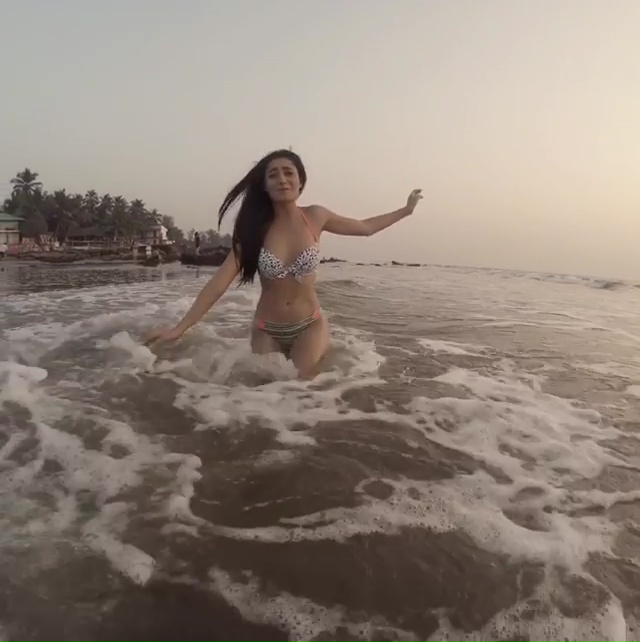 sexy-actress-tridha-choudhury-in-bikini-enjoying-her-beach-time