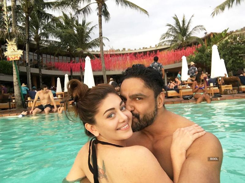 shefali-jariwala-in-bikini-with-husband-enjoying-her-vacation