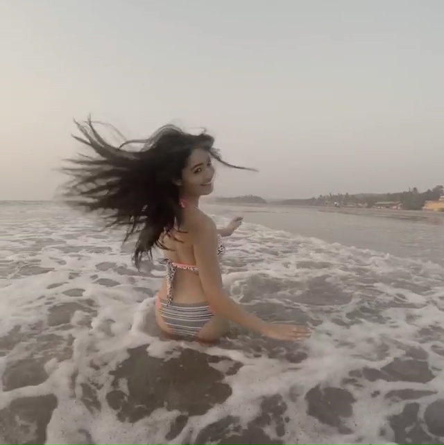 tridha-choudhury-bikini-images-on-beach-enjoying-the-vacation