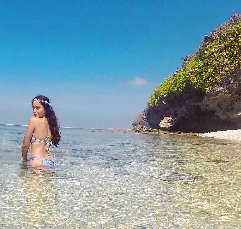 tridha-choudhury-in-bikini-showing-her-back-and-getting-wet-in-sea-water