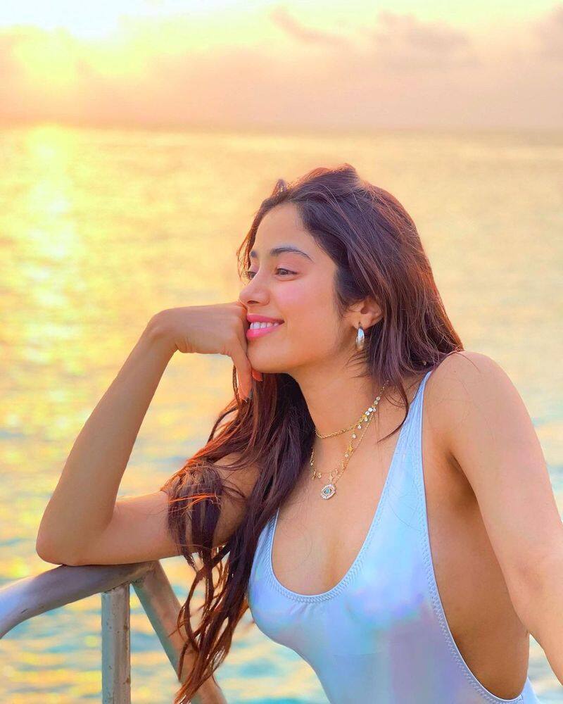 actress-janhvi-kapoor-in-bikini-turning-the-heat-shows-her-sexy-boobs