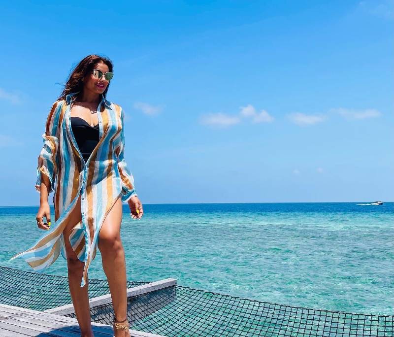 bipasha-basu-hot-bikini-pics-flaunting-her-sexy-curves-on-maldives-beach