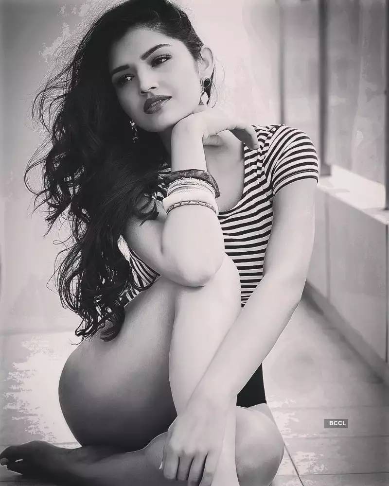 bollywood-actress-tara-alisha-berry-hot-butt-ass-in-bikini-panty