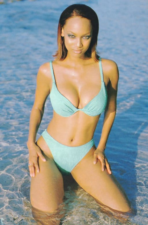 America-hot-model-tyra-banks-bikini-pose-on-beach
