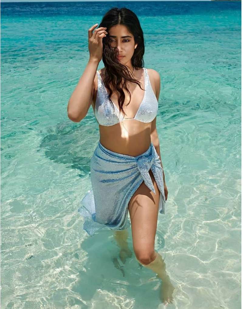jhanvi-kapoor-bikini-photos-in-sea-raising-the-water-temperature