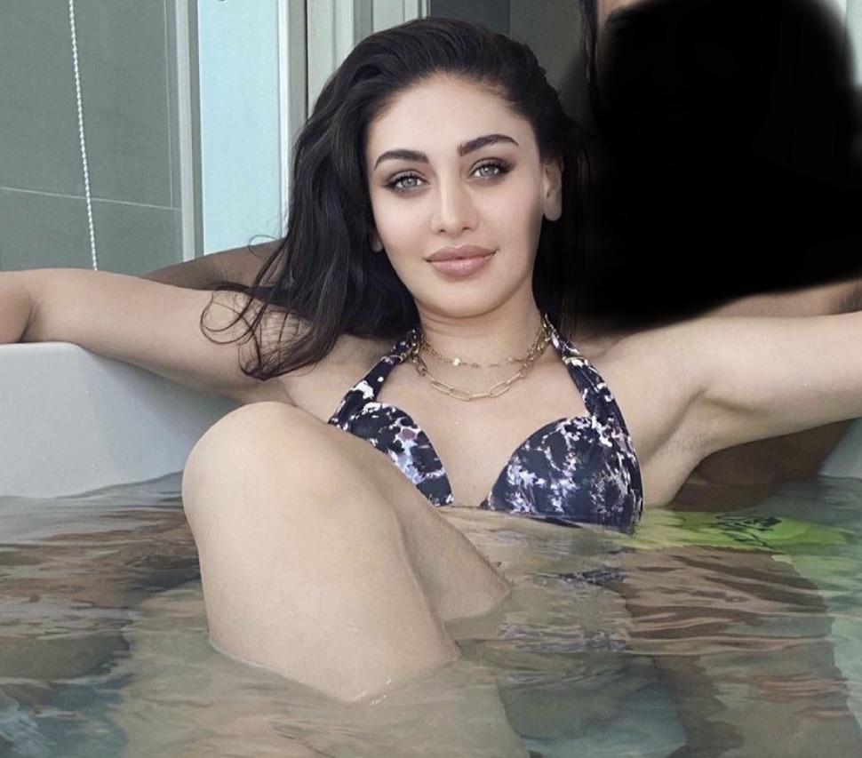 bollywood-actress-shefali-jariwala-bikini-pictures-relaxing-in-bathtub