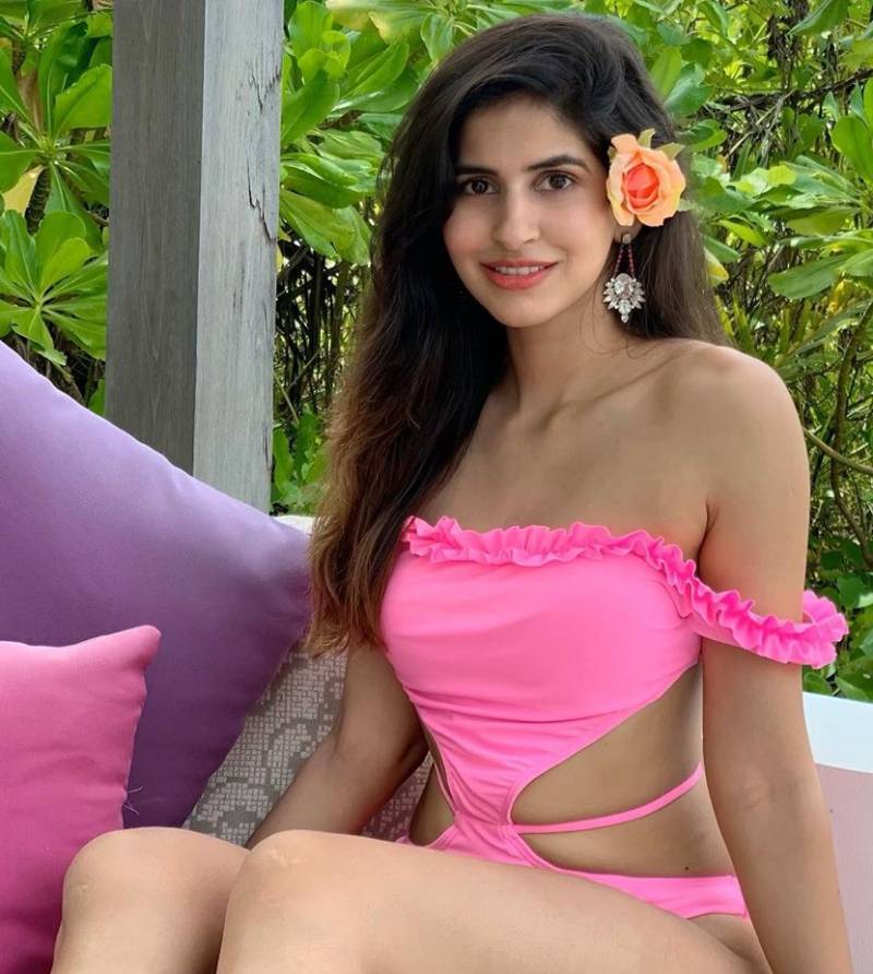 beautiful-sakshi-malik-pink-bikini-pictures-looks-really-hot