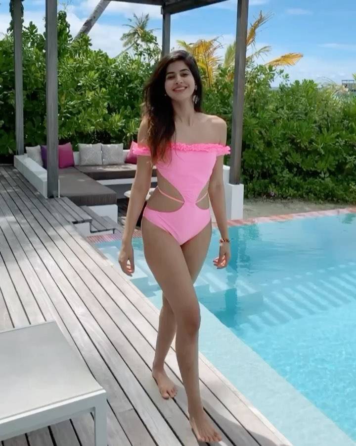 hot-bollywood-actress-sakshi-malik-bikini-body-pics-near-pool