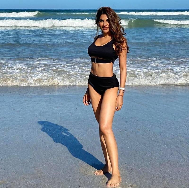 indian-actress-nikki-tamboli-in-bikini-showing-her-toned-hot-body