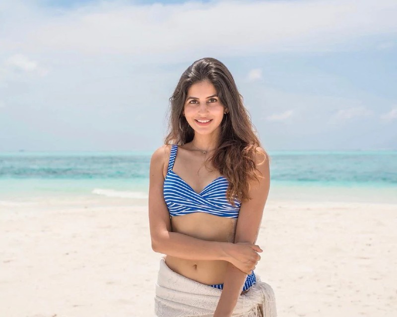 sakshi-malik-hot-bikini-swimsuit-pictures-on-beach