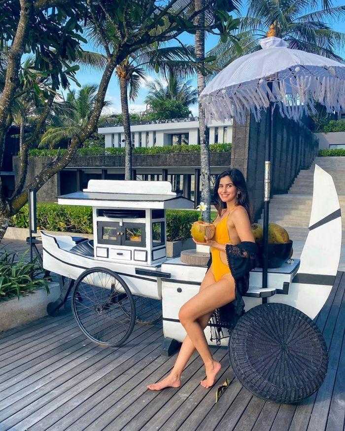 sexy-indian-actress-sakshi-malik-in-bikini-having-taste-of-coconut-water