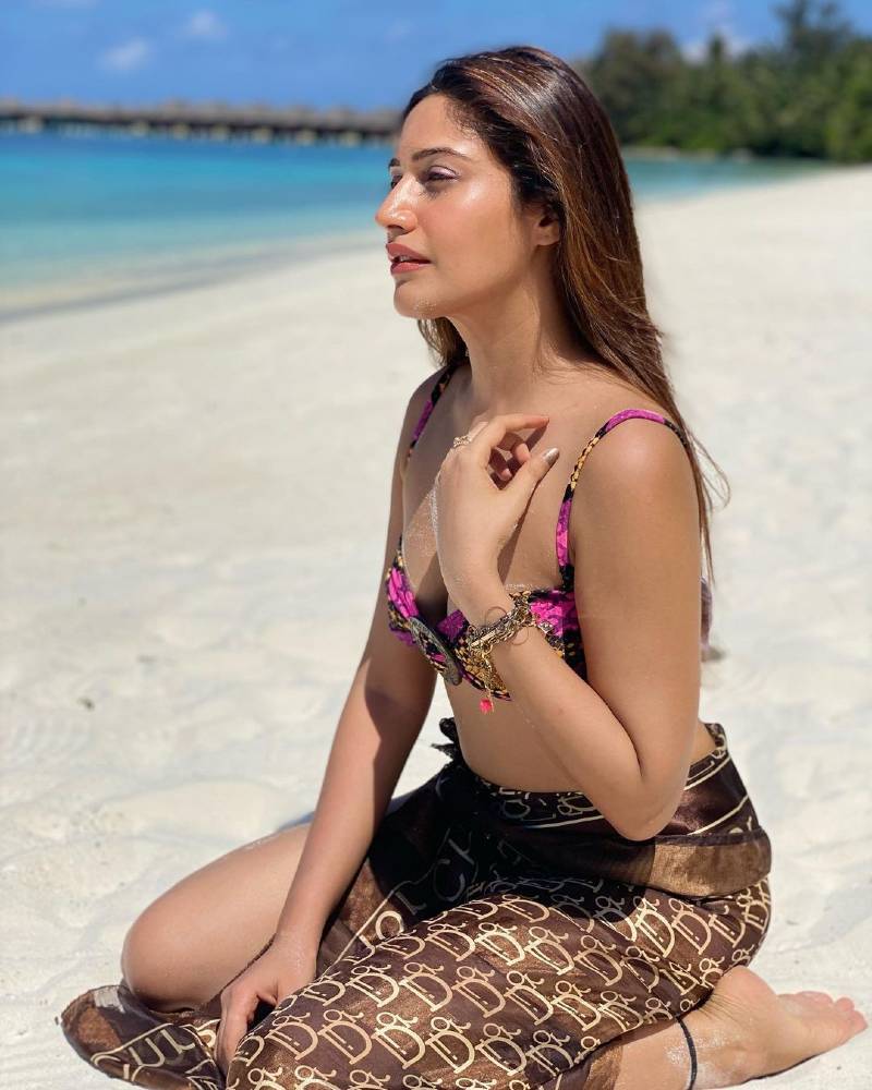 Surbhi-Chandna-exposing-in-bikini-sitting-on-sea-side