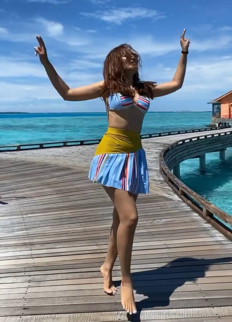 Surbhi-Jyoti-dancing-in-bikini-in-maldives-holidays