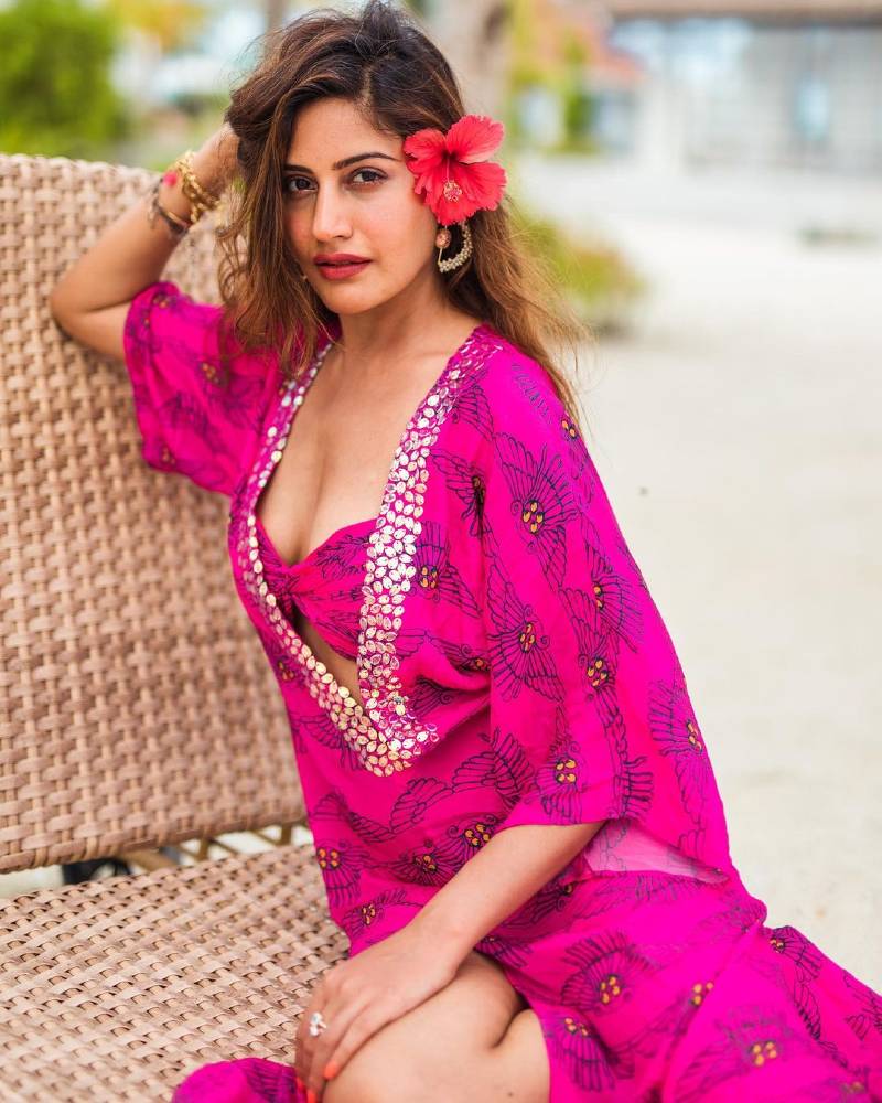 indian-actress-surbhi-chandna-cleavage-show-in-bikini-top