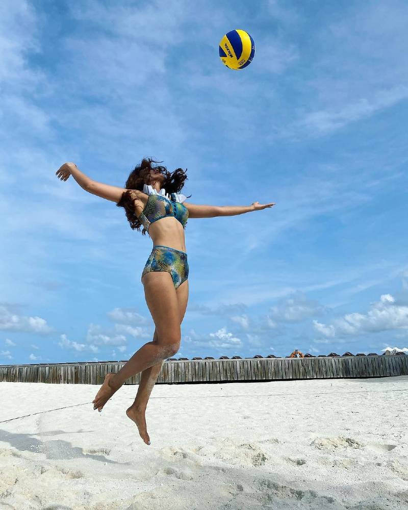 surbhi-jyoti-bikini-pose-trying-to-hit-volley-ball