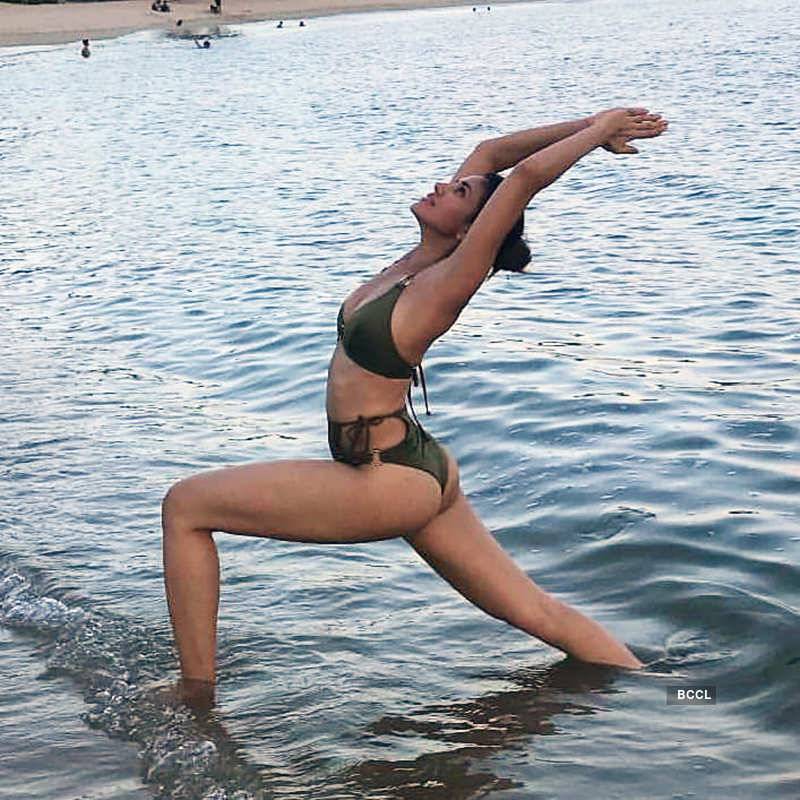 Sonnalli-Seygalls-hot-yoga-pictures-in-bikini-on-beach