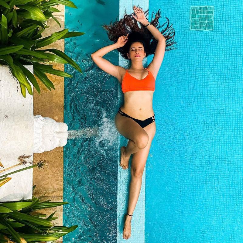 bollywood-actress-sonnalli-seygall-bikini-pics-exposing-her-hot-body-on-pool-side