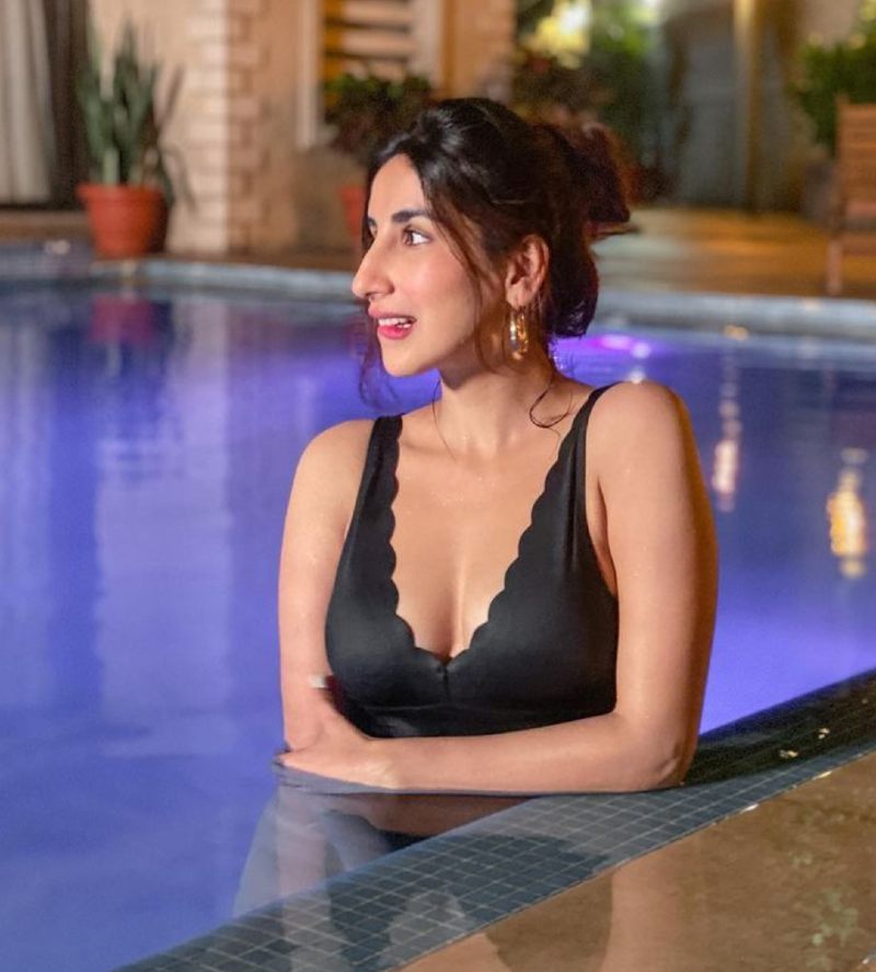 hot-actress-parul-gulati-in-bikini-raising-the-water-temperature-in-pool