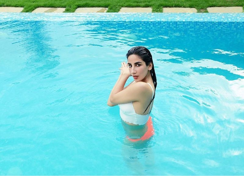 indian-actress-parul-gulati-bikini-images-in-pool-increasing-the-water-temperature