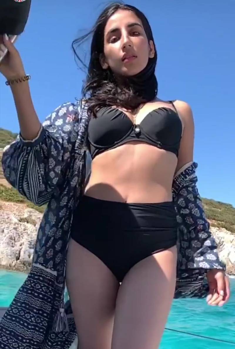 sexy-actress-parul-gulati-in-bikini-exposing-her-curvaceous-body