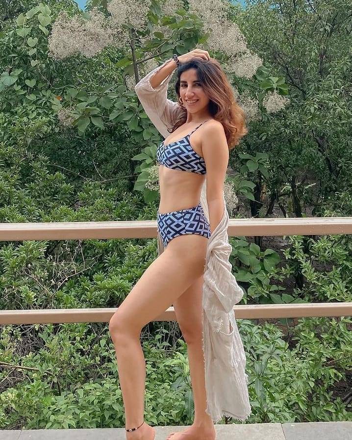 sexy-tv-actress-parul-gulati-bikini-pose-on-vacation-having-fun