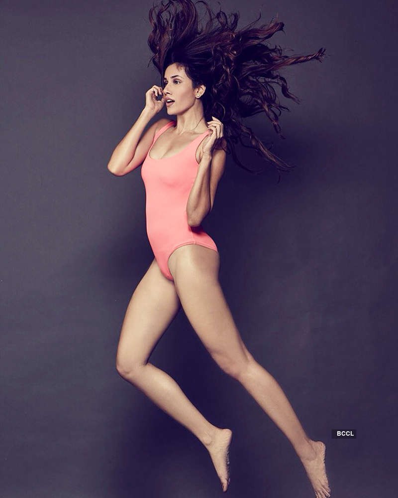 hot-actress-sonnalli-seygall-bikini-flying-pose