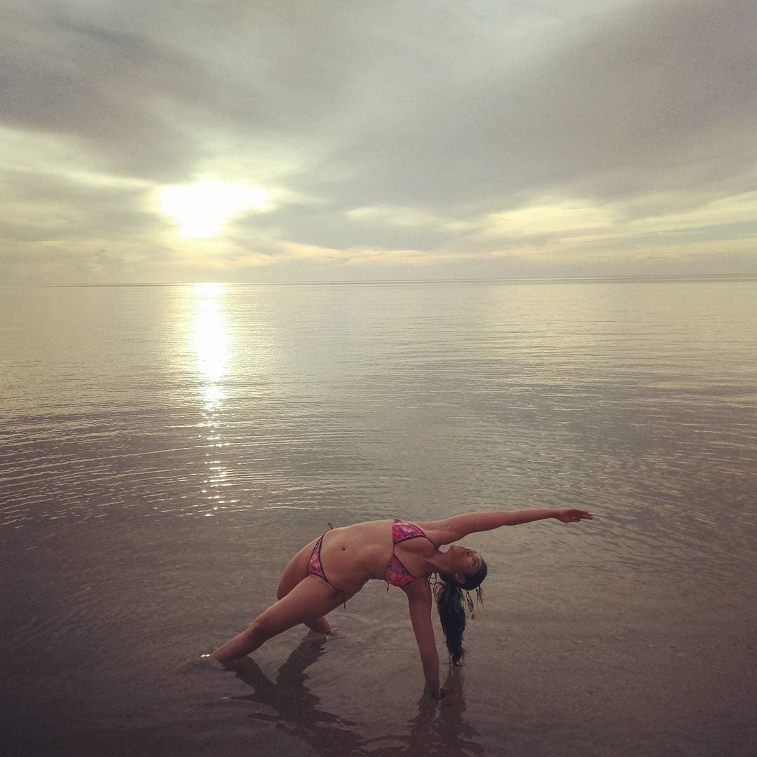 sonnalli-seygall-bikini-yoga-photos-shows-off-her-flexible-hot-body