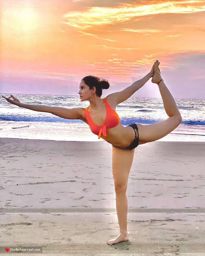 sonnalli-seygall-hot-yoga-pose-in-bikini-on-internation-yoga-day