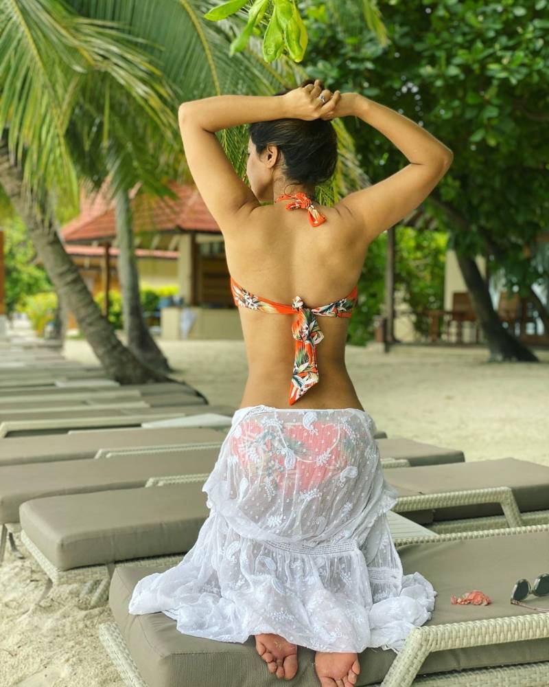 Hina-Khan-bikini-pose-on-beach-looks-her-toned-hot-body-in-bikini