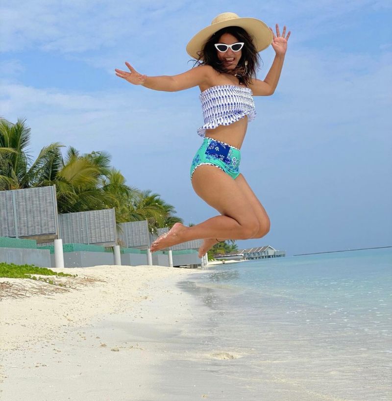 Hina-Khan-in-bikini-shorts-jumping-pose-in-bikini-on-beach