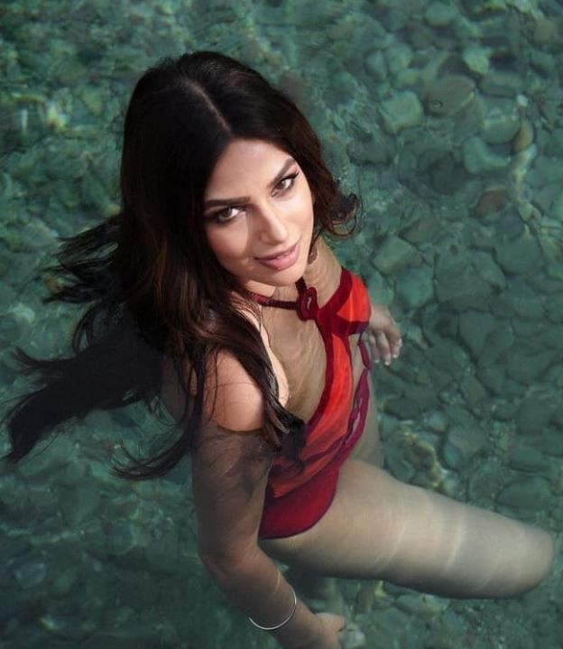 harnaaz-kaur-sandhu-bikini-pictures-miss-universe-perfect-bikini-photos-in-water